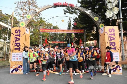 Gần 900 vận động viên tham gia giải chạy Mùa vàng Bắc Sơn Ultra Trail năm 2024
