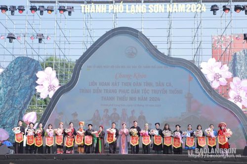 Chung khảo Liên hoan hát then đàn tính, dân ca trình diễn trang phục truyền thống thanh thiếu nhi năm 2024