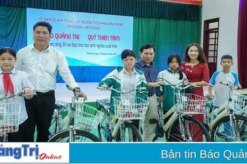 Báo Quảng Trị - Quỹ Thiện Tâm: Trao tặng 30 xe đạp cho học sinh Trường THCS Phan Đình Phùng