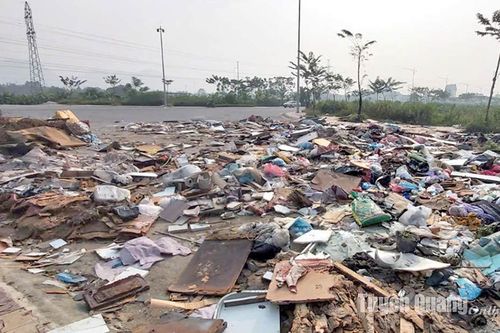 Xuất hiện 2 bãi rác tự phát trên đường Quang Trung kéo dài