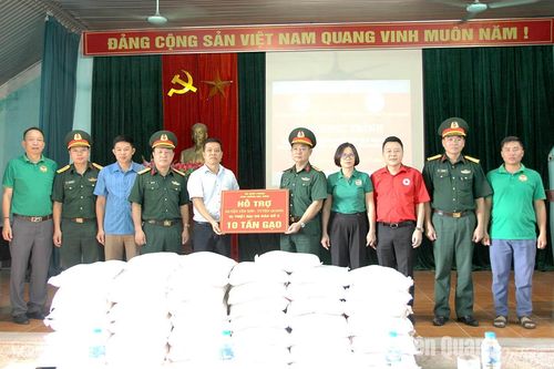 Binh chủng Đặc công trao 10 tấn gạo hỗ trợ bà con vùng lũ Yên Sơn