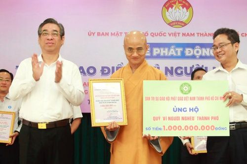 Phật giáo TP.HCM đóng góp 1 tỷ đồng tại Lễ phát động 'Tháng cao điểm vì người nghèo'