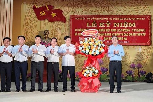 Hưng Hà (Thái Bình): Trao giấy chứng nhận đăng ký đầu tư các dự án thứ cấp