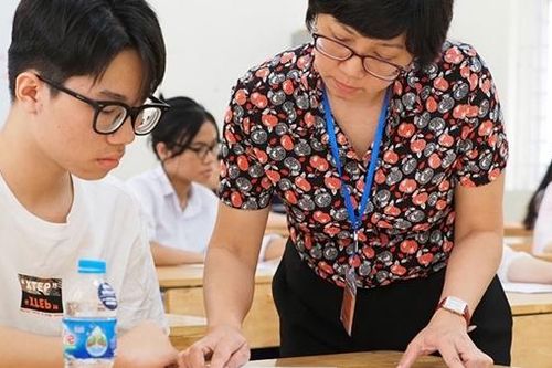Có nên miễn học phí cho học sinh, sinh viên là con nhà giáo?
