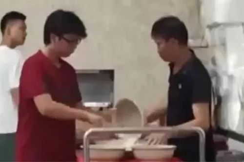 Bộ GD-ĐT yêu cầu xử nghiêm vụ 'cơm thừa canh cặn'