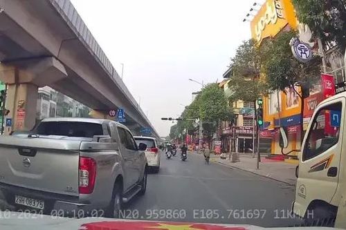 Hai ô tô liên tục tạt đầu nhau giữa phố Hà Nội