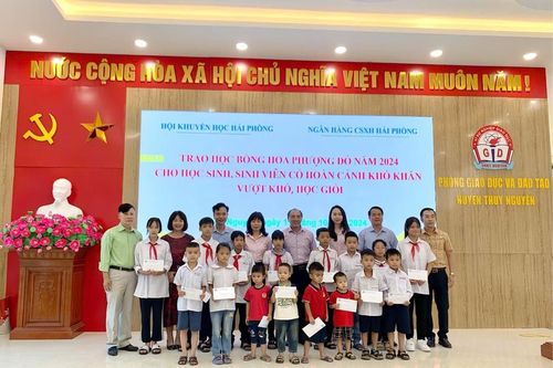 Trao 218 suất học bổng Hoa Phượng Đỏ năm 2024 tặng học sinh vượt khó, học giỏi