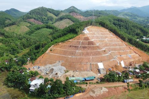 Rót 17 tỷ đồng bạt núi, phủ bê tông chống sạt lở cho 5 hộ dân ở Quảng Ngãi