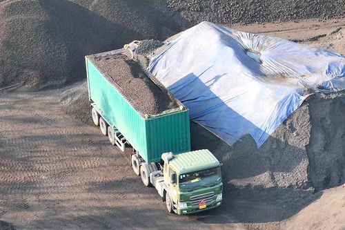 Hàng loạt container cắt nóc nghênh ngang trên quốc lộ khiến dân kinh hãi