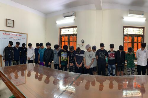 Khởi tố nhóm thanh niên cầm hung khí hỗn chiến làm bị thương người đi đường