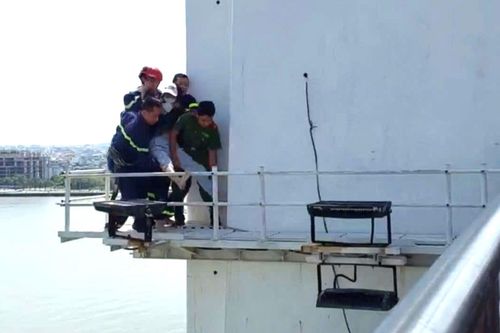 Đà Nẵng: Giải cứu người phụ nữ ngồi vắt vẻo trên cầu Thuận Phước
