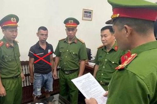 Hi hữu: Đến trụ sở UBND xã làm việc, gã đàn ông tiện tay trộm chó cảnh