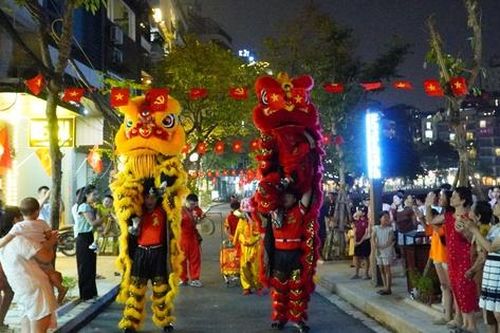 Nhộn nhịp phố đi bộ hồ Ngọc Khánh ngày đầu hoạt động