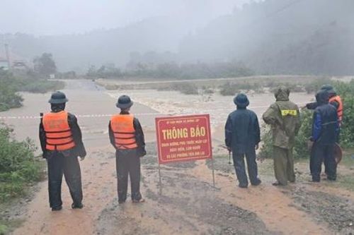 Giao thông chia cắt vì loạt cây cầu cứ mưa bão... là ngập