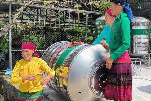 Niềm vui của người dân cao nguyên đá 'cõng' bồn chứa nước về nhà