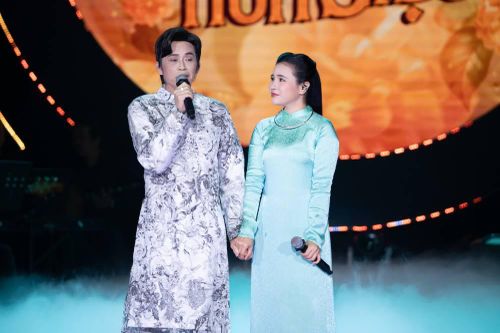 Hoài Linh nghẹn ngào khi hát với Quỳnh Trang vì 'quá giống Phi Nhung'