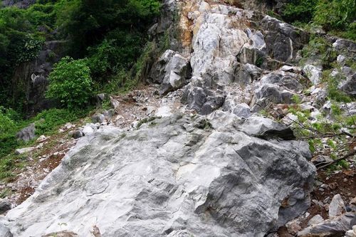 Quảng Bình: Phá hủy khối đá nặng 300 tấn có nguy cơ sạt lở ở Phong Nha