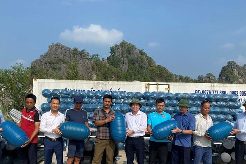 Quảng Ninh: Ngư dân được tặng phao, ngư cụ khôi phục sản xuất