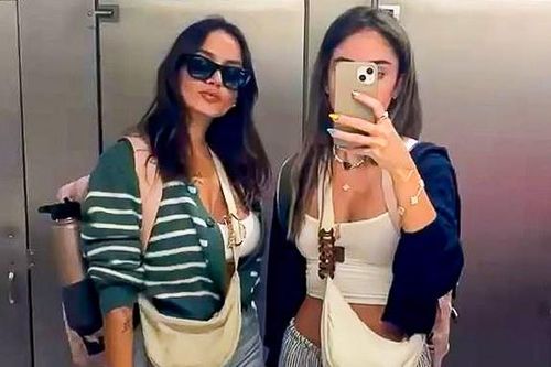 Bị đuổi khỏi máy bay ở Mỹ vì mặc áo croptop
