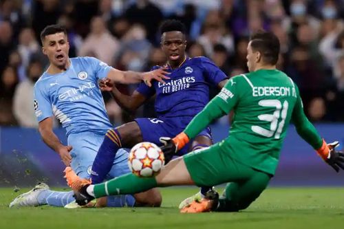 Ederson chọc giận người hâm mộ Man City
