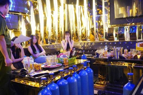 Đột kích cơ sở kinh doanh karaoke ép nữ nhân viên ăn mặc hở hang