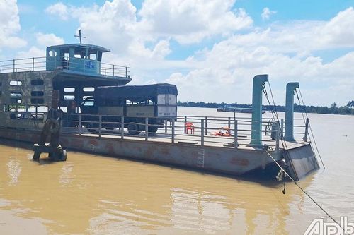 Tai nạn giao thông mới nhất 13/10/2024: xe tải rơi xuống sông, 3 người thoát chết