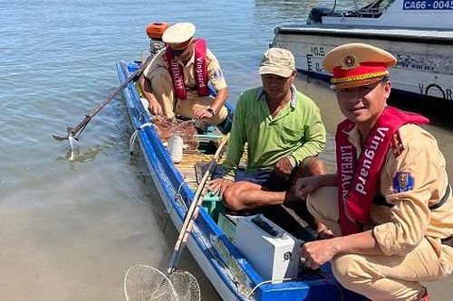 Đấu tranh, ngăn chặn đánh bắt thủy sản trái phép trong mùa nước nổi