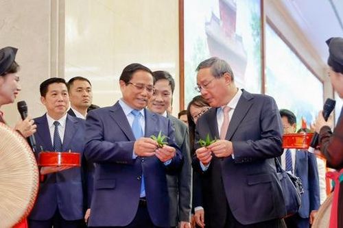 Hai Thủ tướng Việt Nam - Trung Quốc thưởng lãm dân ca Quan họ, tranh dân gian Đông Hồ