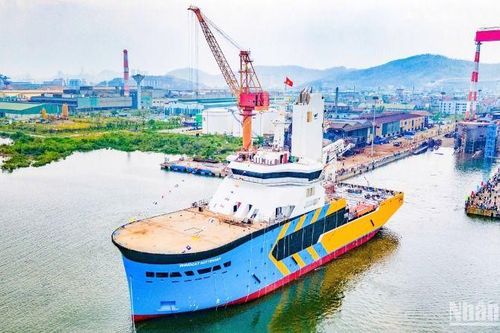 Đóng tàu Hạ Long hạ thủy tàu dịch vụ điện gió CSOV