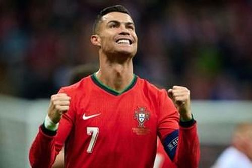 Tin thể thao (13-10): Ronaldo ghi bàn thứ 906, FIFA tri ân Văn Quyết