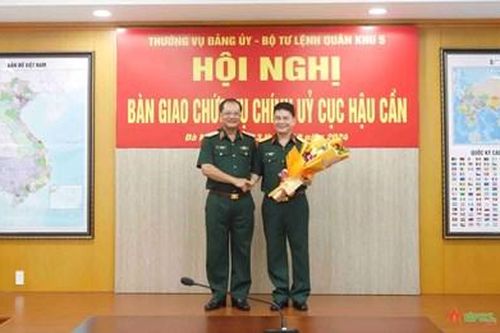 Bàn giao chức vụ Chính ủy Cục Hậu cần Quân khu 5