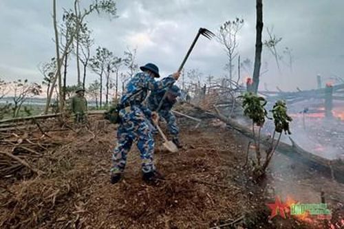 Cán bộ, chiến sĩ Lữ đoàn 147 tham gia chữa cháy rừng tại Quảng Ninh