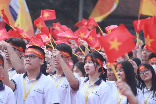 Văn Miếu Quốc Tử Giám tràn sắc đỏ cổ vũ nhà leo núi Nguyễn Nguyên Phú