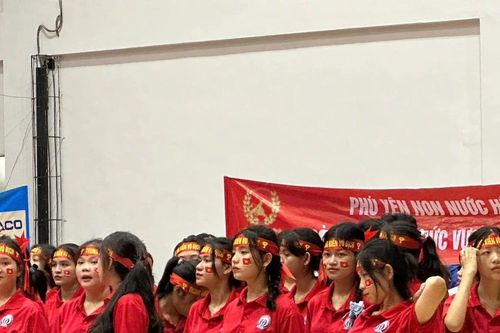 Trường THPT Lê Hồng Phong Phú Yên cổ vũ cho 'nhà leo núi' Trần Trung Kiên
