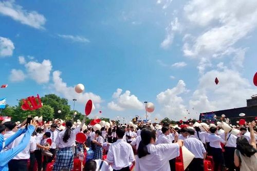 Xứ Huế vỡ òa cảm xúc khi Phú Đức vô địch Olympia năm thứ 24