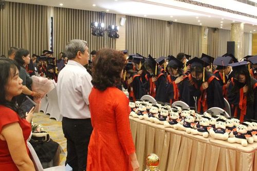 Tân thạc sĩ và cử nhân bày tỏ tri ân phụ huynh trong ngày nhận bằng tốt nghiệp