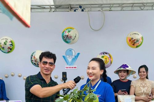 Nghệ sĩ Xuân Bắc, diễn viên Bảo Thanh cùng thanh niên livestream giới thiệu sản phẩm OCOP