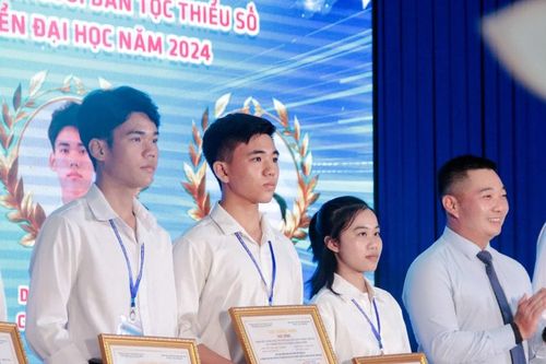 Phân hiệu Trường ĐH Giao thông vận tải tại TPHCM trao nhiều học bổng cho tân sinh viên vượt khó