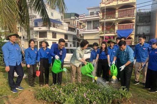 Hơn 300 đoàn viên, thanh niên TP. Hạ Long ra quân trồng hoa, vệ sinh môi trường