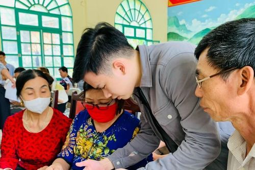 Người cao tuổi thời 4.0: 'Học' công nghệ để vượt qua khoảng cách thế hệ