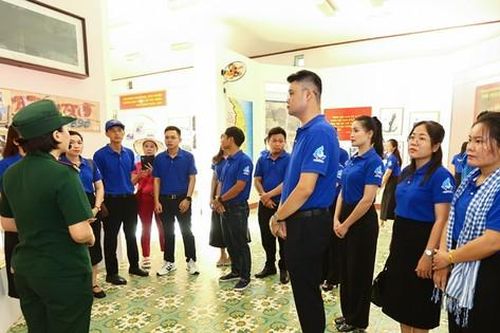 Đại biểu Giải thưởng 15 tháng 10 hành trình về địa chỉ đỏ