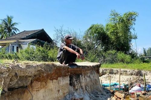 Cận cảnh sạt lở nghiêm trọng, sóng biển 'nuốt' làng ở Quảng Nam