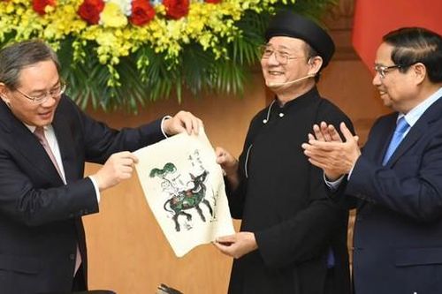 Thủ tướng Phạm Minh Chính cùng Thủ tướng Trung Quốc Lý Cường trải nghiệm làm tranh Đông Hồ