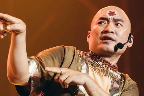 Showbiz 13/10: Phản ứng của Thu Trang khi Tiến Luật bị chê