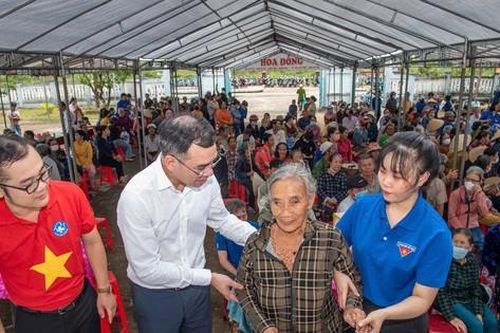 70 y bác sĩ trẻ tình nguyện khám chữa bệnh, tặng quà cho người dân xã Hành Tín Tây