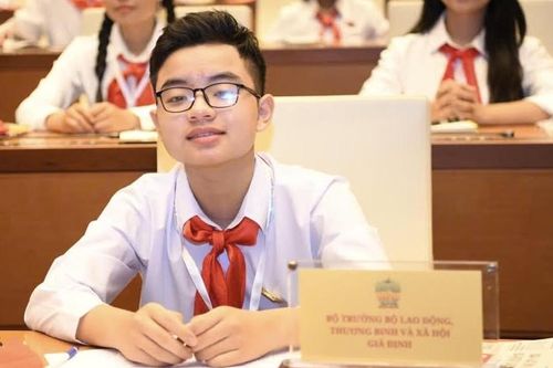 Vào vai bộ trưởng, nam sinh lớp 8 trăn trở về trẻ có bố mẹ đi xuất khẩu lao động