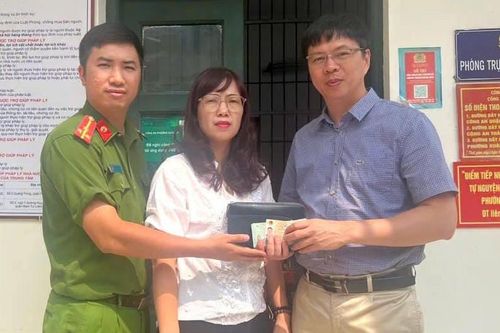 Người phụ nữ ở Hà Nội nhặt được 50 triệu nhờ công an trả lại người đánh rơi