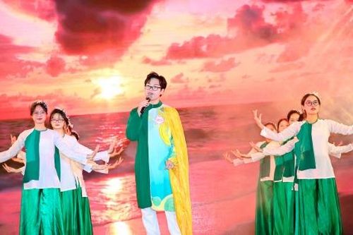 Nam sinh lớp 11 đạt giải Nhì cuộc thi Giọng hát hay Tây Hồ - Hà Nội