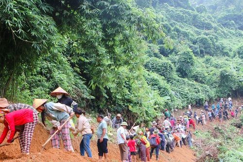 Dân bản vùng cao Tương Dương cùng nhau bạt núi mở đường