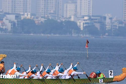 Mãn nhãn với màn tranh tài của gần 800 VĐV tại Giải Bơi chải Thuyền rồng Hà Nội